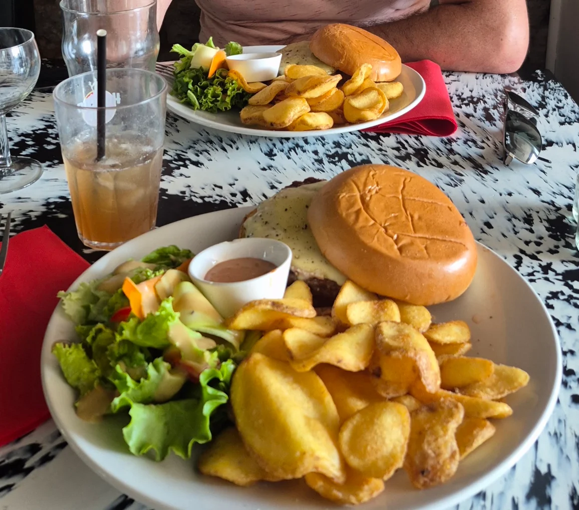 Burger au Comté servi à la brasserie L’Embuscade dans le Jura