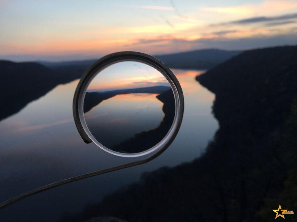 Lac jurassien au coucher du soleil