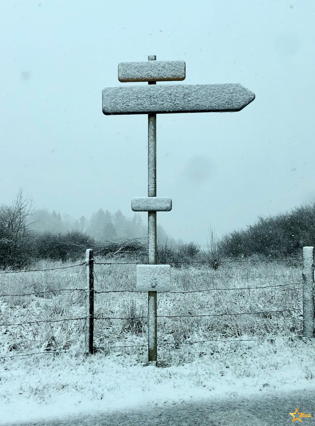 Panneau enneigé sur les plateaux du Jura photographié par Zankovisiôn